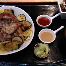 ３種のお肉の本気丼