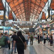 屋内にある大きな市場