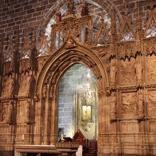 どこからか運ばれてきた聖杯がありますよ。