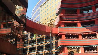 噴水のあるショッピングモール