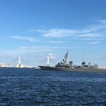 隣接する臨港パークからはベイブリッジが