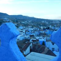 街の上方にあります。