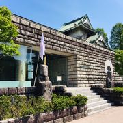 富山城址公園の北東側にある美術館です。