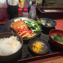 日替りランチ（キャベツメンチカツと鶏唐揚げ）
