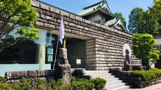富山城址公園の北東側にある美術館です。