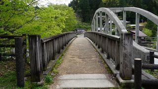 コンクリート造りの自動車を通す橋と人が渡る木橋