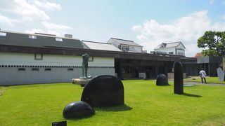 庭にはロダンやムーア、イサムノグチの彫刻、内部は岸田劉生や安井曽太郎などの作品が・・・