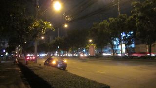 駅の前は大通り