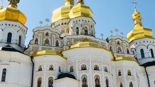 上 と下 の 修道院 がある   広～い！