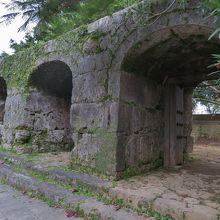 石門と下馬碑だけが残る崇元寺