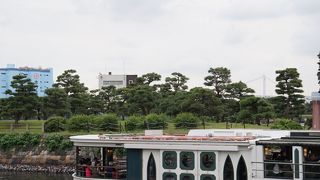 浜離宮の横で流れている川