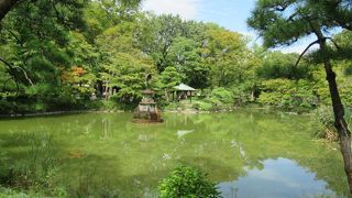 緑に囲われ鶴の噴水がある静かなところです