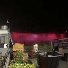 店内から見えるアメリカ滝ライトアップ