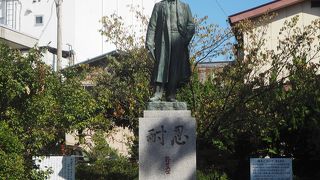 野口英世の像もある