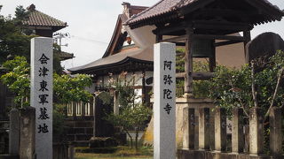 戊辰戦争で亡くなった多くの人が埋葬されている