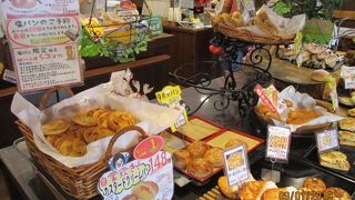 ぶどうジュースを使って作った"山梨だからぶどうぱん"が有名らしい