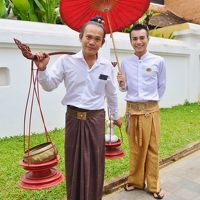 祠へお供えをしに行った帰りのスタッフ