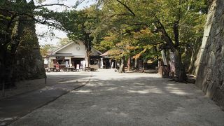 登頂を知らせる太鼓が置かれていた