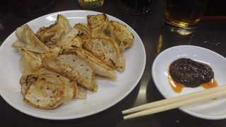 有名な餃子専門店ですが・・