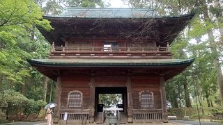 文殊楼は階段を登った小高い場所にある建物です。延暦寺の山門にあたる建物です。