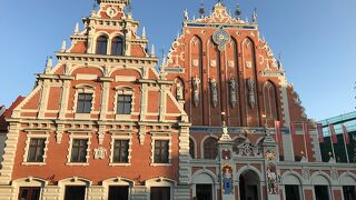 ブラックヘッドの会館の左隣