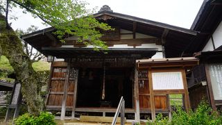 光徳寺の参道下