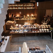 ビュッフェ台は小さめ