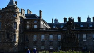 ロイヤルマイルの端にあります