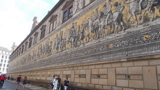 レジデンツ宮殿の北東のエリア中庭にあります。