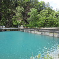 田代ダム湖水はエメラルドブルー