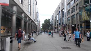 ドレスデン中央駅から旧市街地に延びる通りです。