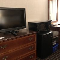 部屋にはテレビ、セーフティボックス、冷蔵庫、ポットがあります