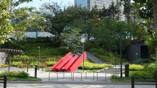 マンションの前に有るおしゃれな公園