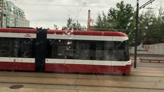 ビルの中のトロントの街にひときわ目立つ電車