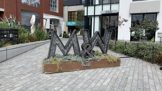 お洒落なショッピング&レストランゾーン