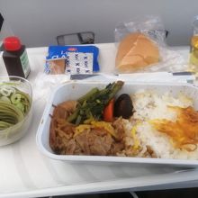 一回目の機内食、すき焼き風