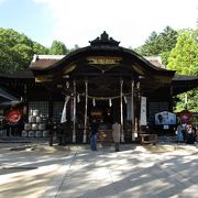 別名「躑躅が崎館」と呼ばれる武田氏館は、永正１６年（１５１９年）に武田信虎によって築かれた方形の館です。