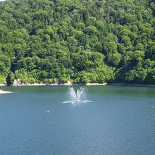 中央から噴水が