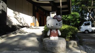 武田神社の右手にあるキティちゃんの石像の後ろにあります。』by 武田神社の右手にあるキティちゃんの石像の後ろにあります。』by