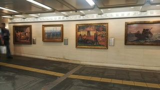 絵画がならんでいました