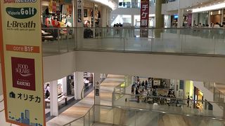 店内の通路は吹き抜け