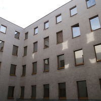 窓からは窓しか見えなかった