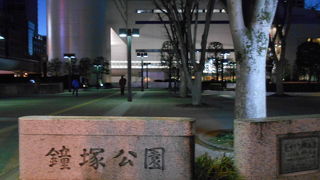 「ソニックシティ」の前