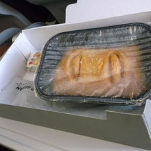 一般の機内食はこちら。ミートパイのようでした。