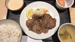 駅地下で立地よし