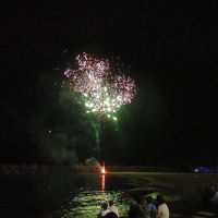 近くのビーチで上がった花火