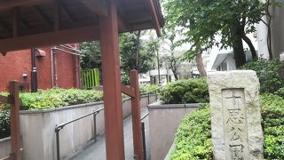 広くない敷地内には