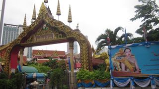 駅の目の前です