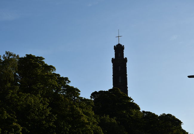 カールトンの丘に立つ記念塔