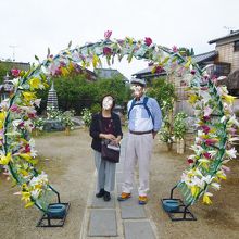 ユリの屋外展示（人が邪魔ですが）